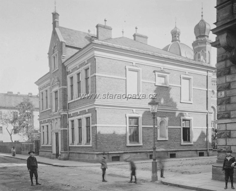 capkova (3).jpg - Za domem, který stojí dodnes vidíme věžičky Synagogy. Fotografie z počátku 20.století.